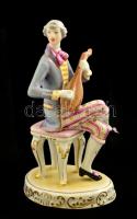 Hollóházi barokk férfi zenész porcelán figura, jelzett, kézzel festett, hibátlan, m: 21.5 cm.