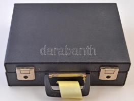 Műbőr borítású éremtartó bőrönd, tálcák nélkül, zárható, hozzá 2db kulcs. Használt, de jó állapotban