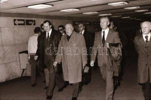 1981 Kádár János és környezete metrón utazik, 38 db szabadon felhasználható vintage negatív, 24x36 m...