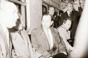 1981 Kádár János és környezete metrón utazik, 38 db szabadon felhasználható vintage negatív, 24x36 m...