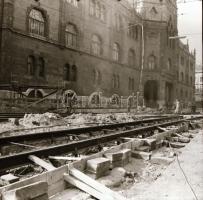 cca 1975 Budapest, a Ferenc körút és az Üllői út kereszteződésének változásai, 12 db szabadon felhas...