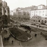 cca 1975 Budapest, a Ferenc körút és az Üllői út kereszteződésének változásai, 12 db szabadon felhas...