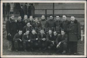 cca 1930 Ferencvárosi Vasutas SE tagjai, fotó, hátulján pecséttel jelzett, 2 db aláírással, 12×18 cm