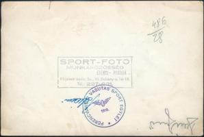 cca 1930 Ferencvárosi Vasutas SE tagjai, fotó, hátulján pecséttel jelzett, 2 db aláírással, 12×18 cm