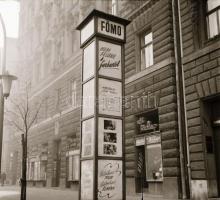 1969 Budapest, a Fővárosi Moziüzemi Vállalat hirdető oszlopai, plakáthelyei, kirakatai, ahol az új f...