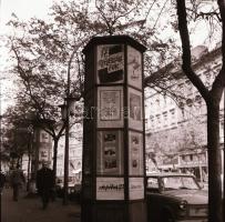 1969 Budapest, a Fővárosi Moziüzemi Vállalat hirdető oszlopai, plakáthelyei, kirakatai, ahol az új f...