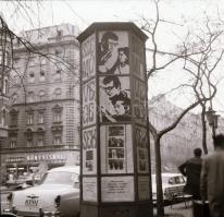 1969 Budapest, a Fővárosi Moziüzemi Vállalat hirdető oszlopai, plakáthelyei, kirakatai, ahol az új f...