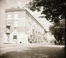 cca 1970 Kecskeméti városképek, életképek, 26 db vintage papírkép és negatív, 6x6 cm és 9x12 cm