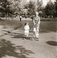 cca 1970 Kecskeméti városképek, életképek, 26 db vintage papírkép és negatív, 6x6 cm és 9x12 cm