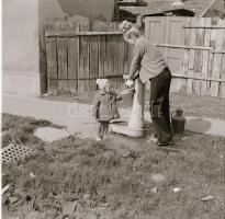cca 1970 Kecskeméti városképek, életképek, 26 db vintage papírkép és negatív, 6x6 cm és 9x12 cm
