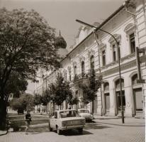 cca 1970 Kecskeméti városképek, életképek, 26 db vintage papírkép és negatív, 6x6 cm és 9x12 cm