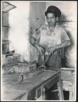 cca 1960 Tiszavölgyi József (1909-?) fotóriporter 13 db vintage fotója, különféle témákról, 18x24 cm