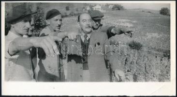 1956 Nagy Imre szüreten és szöllősgazdák körében, korabeli negatívokról 7 db későbbi nagyítás, 11x24...