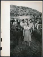 1956 Nagy Imre szüreten és szöllősgazdák körében, korabeli negatívokról 7 db későbbi nagyítás, 11x24...