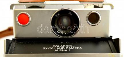 cca 1970 Polaroid SX-70 Alpha 1 fényképezőgép, vállpáttal, jó állapotban / Vintage Polaroid camera, ...
