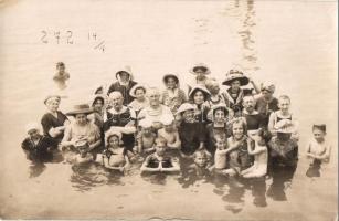 1912 Abbazia. E. Jelussich - 2 db régi fotó képeslap fürdőzőkről / 2 photo postcards of bathing people