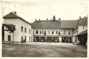 Győr, Tűzoltó laktanya udvara tűzoltó autókkal