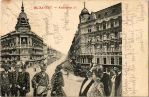 1905 Budapest VI. Andrássy út. Montázs díszmagyarba öltözött urakkal, nemesekkel + KASSA - BUDAPEST 10. SZ. vasúti mozgóposta bélyegző (EK)