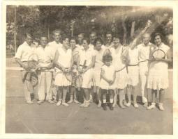 Ungvár, Uzhorod; teniszezők csoportképe, teniszpálya / tennis players, tennis court. group photo (vágott / cut)