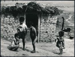 cca 1970 Vincze János (1922-1998) kecskeméti fotóművész 2 db vintage fotója kecskemét környéki romákról, az egyik feliratozott, 23,5x16 cm és18x24 cm