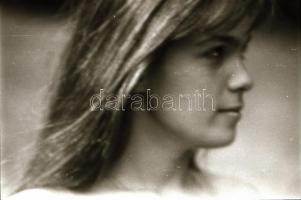 cca 1970 Szabadtéri aktfotózás, 30 db vintage negatív, 24x36 mm