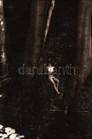 cca 1970 Szabadtéri aktfotózás, 30 db vintage negatív, 24x36 mm