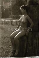 cca 1970 Szabadtéri aktfotózás, 30 db vintage negatív, 24x36 mm