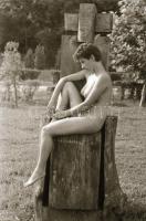 cca 1970 Szabadtéri aktfotózás, 30 db vintage negatív, 24x36 mm