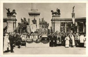 Budapest XIV. Szent Jobb körmeneten felvonuló ereklyék kitétele a Milleniumi emlékmű előtt