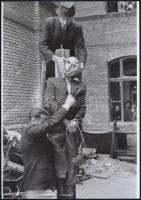 1945 Budapest, háborús bűnös nyilvános kivégzése, 4 db korabeli vintage negatív mai nagyítása, 24x18 cm