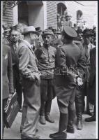 1945 Budapest, háborús bűnös nyilvános kivégzése, 4 db korabeli vintage negatív mai nagyítása, 24x18...