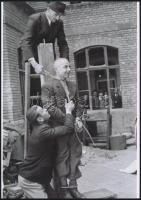 1945 Budapest, háborús bűnös nyilvános kivégzése, 4 db korabeli vintage negatív mai nagyítása, 24x18...