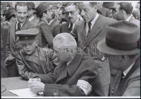 1945 Budapest, háborús bűnös nyilvános kivégzése, 4 db korabeli vintage negatív mai nagyítása, 24x18...