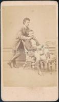 cca 1868 Licskó fényképész pesti műtermében készült, vizitkártya méretű fénykép, az egyik fiatalember a másik szakállát húzogatja, miközben egy hölgy keretezett fényképét nézegetik, 10,5x6 cm