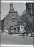 cca 1940 Budapest, a 44-es villamos a Ferenciek terén, Kerny István (1879-1963) hagyatékában fellelt vintage felvétel mai nagyítása, 18x13 cm