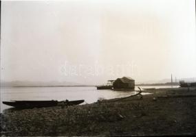 1928 Vízimalom a Dunára telepítve Dömösnél, vintage negatív Kerny István (1879-1963) hagyatékából, 6x9 cm