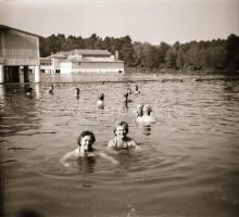 cca 1960 Tiszavölgyi József (1909-?) hagyatékából 13 db vintage negatív különféle témákról, 6x6 cm