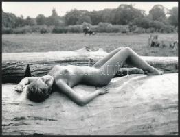 cca 1975 Alig múlt tizennyolc, 13 db szolidan erotikus vintage fotó, 12x9 cm / 13 erotic photos, 12x...