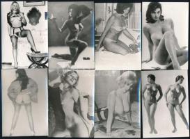cca 1965 Trafikokban, pult alól árusított, szolidan erotikus fényképek, 13 db fénykép Fekete György (1904-1990) budapesti fényképész hagyatékából, 9x6 cm / 13 erotic photos, 9x6 cm