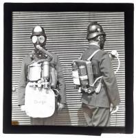 cca 1940 Tűzoltók lélegeztető készüléke, üveglemez diapozitív kép Fekete György (1904-1990) budapesti fényképész hagyatékából, 8x8 cm