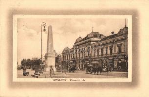 Szolnok, Kossuth tér, Fehér Adolf, Koppán György és Komáromi József üzlete, emlékmű