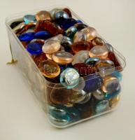 235 db főleg gömb alakú + néhány amorf üvegdísz + 8 db üveggolyó + 2 db ásvány