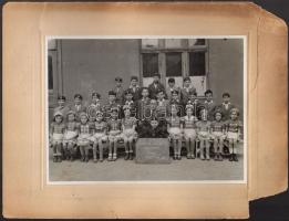 1942-1943 A Kispesti Izraelita Elemi Népiskola IV. osztályának csoportképe, kartonra kasírozott fotó, karton sérült, 17x23 cm