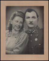 1941 Katona és felesége műtermi portréja, Tóth Fotó, kartonra kasírozva, 29x23 cm