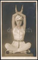 cca 1920-1930 Hölgy törökülésben, fotólap Mészöly műterméből, 14x9 cm
