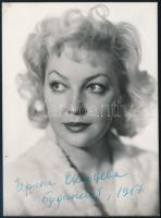 1957 Irina Szkobceva (1927-) orosz színésznő aláírása őt ábrázoló fotólapon, 12x9 cm / autograph signature of Irina Skobtseva Russian actress