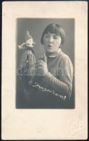 1927 Fiatal nő bohóccal, fotólap egy miskolci műteremből, hátoldalon feliratozva, hidegpecséttel jelzett, törésnyommal, 14x8,5 cm