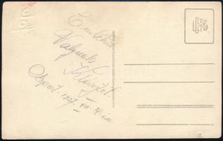 1927 Fiatal nő bohóccal, fotólap egy miskolci műteremből, hátoldalon feliratozva, hidegpecséttel jel...