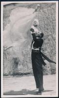 cca 1930-1940 Emelés tánc közben, jelzetlen fotó, 13x8 cm