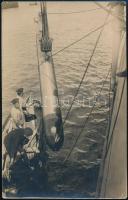 cca 1914-1918 K.u.k. haditengerészet torpedójának beemelése, fotólap, 14x8,5 cm